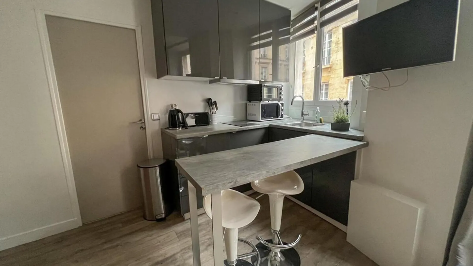 Flexliving - Beautiful 2-room - Chaussee D'antin - 09 Apartment